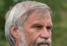 Главу «Екатеринбургского Мемориала» оштрафовали за фото с плакатом «нет войне», сделанное за две недели до начала «СВО»