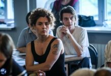 Песни, призывы к объединению антивоенных активистов и десятки теплых слов — как прошел вечер писем политзаключенным в «Яблоке»