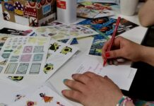 Фоторепортаж: в Москве прошел вечер подписания открыток политзаключенным