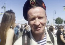 «Лучше проводить парады, чем в сидеть в интернет-клубах» — петербуржцы о параде в День ВМФ