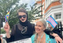 Активисты в Великобритании провели «квир-рейв протест» у посольства России