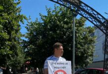 Полицейские задержали Николая Борисова, вышедшего с антивоенным пикетом в Воронеже