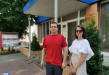 Поддержать задержанного Николая Борисова к отделу полиции приехали активисты Виктория Кочкасова и Александр Желтухин