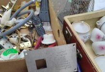 Таблички с именами жертв «Большого террора» обнаружены на Измайловском рынке. Продавцы отпускают мемориальные знаки за 300 рублей