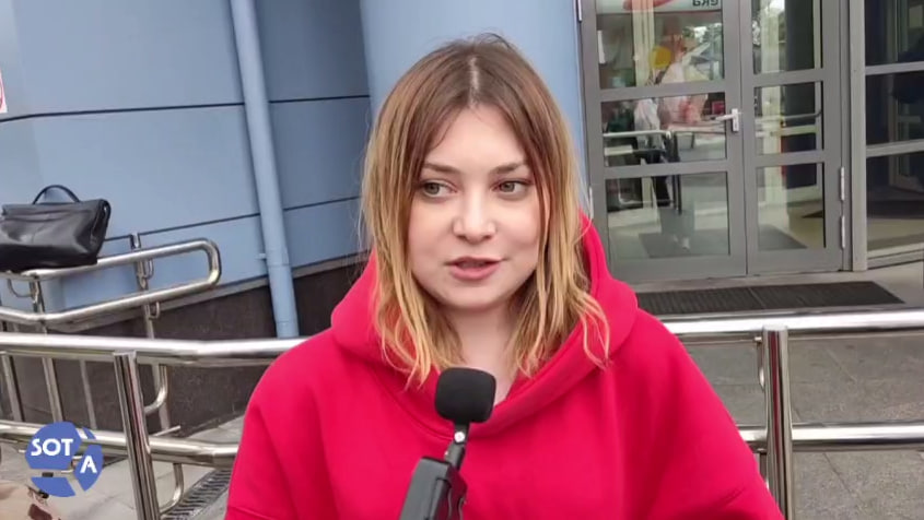 «Ничего они не делали ему плохого, только почему-то в медицинских документах, прикрепленных к уголовному делу, у нас вред здоровью средней тяжести», — Александра Попова, жена «маяковца» Камардина, о свидетелях-полицейских на сегодняшнем заседании.