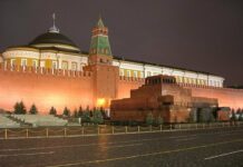 В Москве ночью мужчина бросил в Мавзолей Ленина коктейль Молотова