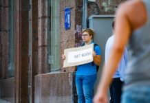 В Москве на Тверской улице задержали пикетчика с плакатом «НЕТ ВОЙНЕ»