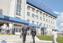 Ковров перед приговором Навальному, десятки журналистов у ИК-6 в ожидании оглашения