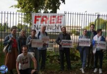 Тепло поддержки Алексею Навальному из Франции. Активисты вышли в пикет и зачитали последнее слово политика перед приговором