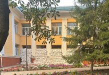 Руководство школы в Белгороде обеспечивает безопасность, заваливая окна песком