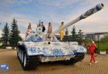 «Скрепный» танк и песни о парнях