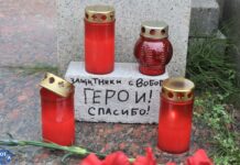 Активисты возложили цветы у памятника Защитникам демократии в России в память о событиях 1991 года