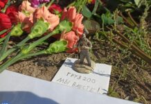 «Кувалда, гвоздики и тишина». В Петербурге сторонники Евгения Пригожина продолжают нести цветы к стихийному мемориалу возле офиса ЧВК «Вагнер»