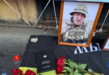 «Пригожин герой РФ, он взял Бахмут!». Ростовчане пришли отдать дань погибшему Евгению Пригожину