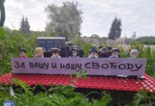Маленький, но протест. В Петербурге на Марсово поле «вышли» митингующие фигурки «Лего» с плакатом «За вашу и нашу свободу»