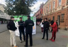 Силовики пытались сорвать согласованный пикет челябинского отделения партии «Яблоко» за возврат прямых выборов глав города