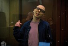 «Однажды каждый особый режим рухнет под ветром воли», — Артем Камардин прочитал перед заседанием стихотворение, которое стало ему «гимном» и поддерживает в изоляции