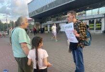 Активист Виталий Иоффе задержан сотрудниками полиции на месте проведения пикета возле метро Академическая