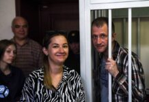 Роман Иванов в суде с адвокатом и дочерью — фотографии SOTAvision