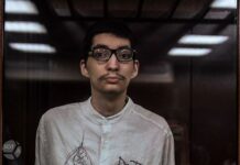 «Рты зашить»: художник Павел Крисевич устроил акцию в зале суда. Фоторепортаж