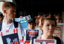 К российскому консульству в Нью-Йорке вновь вышли сторонники Навального