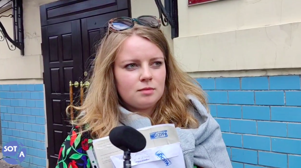 «Вася держится очень бодро. Он рассказывает в основном про быт в СИЗО, как они готовят еду и даже пишет про это посты», — невеста Василия Неустроева о своем женихе