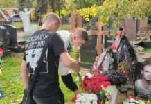 Отец Максима Марцинкевича (Тесака) посетовал, что власти не расследуют дело о смерти его сына