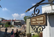 «Мы смотрим на это с оптимизмом». Месяц назад над Таганрогом сбили ракету, ее обломки упали на местный музей. Его сотрудники превратили место падения в выставку