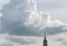 В Москве на Красной площади задержали девушку, обернутую в украинский флаг