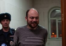 Сегодня Владимиру Кара-Мурзе исполнилось 42 года. Политик встретил День Рождения во время этапа в Омск