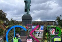 В Москве на Пушкинской площади задержали Артура Макоева. Мужчина вышел в пикет с плакатом «Нет войне»