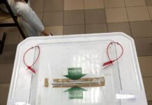 В 3 округе Щербинки Новомосковского округа на участке №3362 выгнали журналиста, а кандидатам и наблюдателям запретили передвигаться, чтобы они «не нарушили тайну голосования»