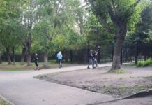 В Иркутске наблюдатели пытались препятствовать подкупу голосов. К ним подъехали спортсмены на машинах и стали угрожать отверткой