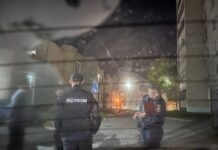 В Великом Новгороде полицейские заблокировали кандидатов Ксению и Анну Черепанову возле школы 31