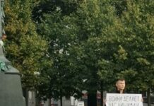 В Москве на Пушкинской площади задержали Ильяса Сыртланова. Мужчина вышел в пикет с плакатом «Война делает нас нищими и олигархов богаче. Нет войне»