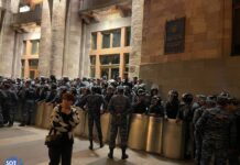 Полицейские в Ереване закрыли вход в здание Правительства, выстроившись полукругом, передает наш корреспондент с места событий