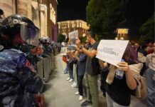 Протестующие в Ереване встали напротив полиции с фотографиями беженцев и пострадавших от войны армян в Арцахе