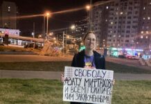 К активистке, выходившей в пикет в поддержку Азата Мифтахова, вломились силовики и угрожали ей