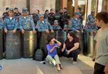 Протестующие собираются на площади Республики в Ереване