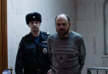 Владимира Кара-Мурзу доставили в ИК-6 строгого режима в Омске и сразу же отправили в ШИЗО