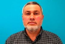 «Надели на голову пакет, обмотали скотчем, силой вложили в руки предметы, похожие на рукоятку пистолета и гранату». В Дагестане приостановили рассмотрение дела экс-главы местного штаба Навального Атаева из-за его заявления о пытках