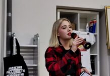 В московском «Открытом пространстве» прошел вечер в поддержку поэтов «Маяковского дела»