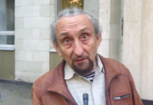 «Я приветствую всех упертых антифашистов», — 75-летний активист Анатолий Рощин пришел в суд по делу «мемориальца» Олега Орлова