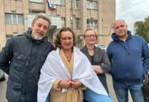 Новгородскую муниципальную депутатку оштрафовали за бело-сине-белый флаг в соцсетях. На заседание она пришла сине-белым флагом Великого Новгорода