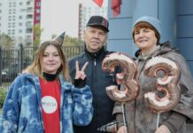 «Главное, мы желаем, чтобы Артем был на свободе», — родители, супруга и друзья Артема Камардина пришли на заседание суда, чтобы поздравить поэта с днём рождения