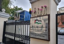 В Москве у здания посольства Палестины образовался мемориал из цветов и игрушек