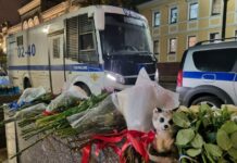 Москвичи продолжают нести цветы к зданию посольства Израиля