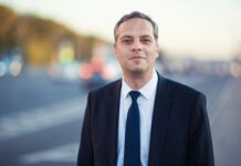 «Я распилил бы Путина бензопилой», «Что ждет тех, кто поддерживает Путина?» — прокурор зачитал в суде материалы обвинения, которые вменяют политику Владимиру Милову