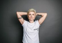 Диана Арбенина спела с женой участника «СВО». Ранее концерты певицы сорвали из-за ее антивоенной позиции