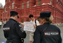 Москвича отправили в СИЗО за «участие в экстремистской организации» из-за одиночного пикета в поддержку Навального